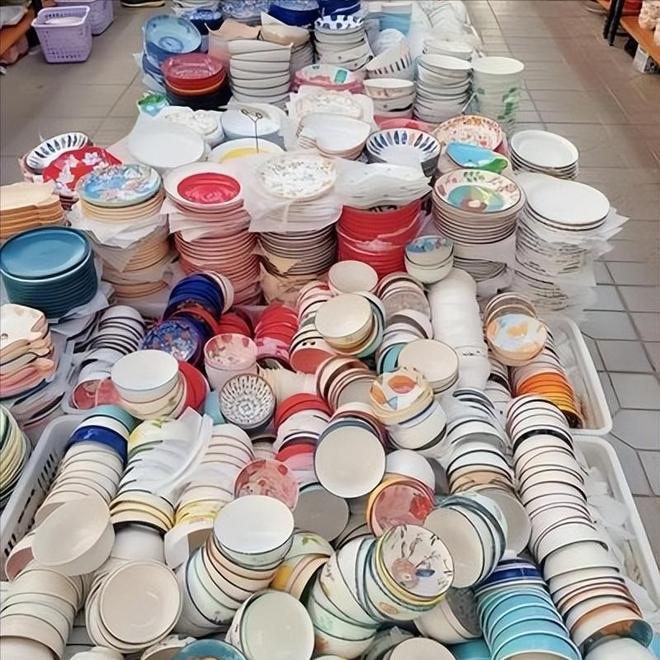 毒?重金属超标危害健康看你家有没有开元棋牌遭曝光的“釉上彩碗”有多(图4) 毒?重金属超标危害健康看你家有没有开元棋牌遭曝光的“釉上彩碗”有多(图4)